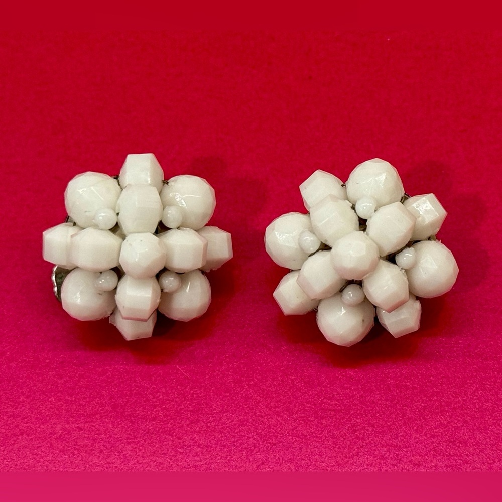 60’s Vintage White Cluster Bead Clip-On Earrings 🤍 Marked “Hong Kong”